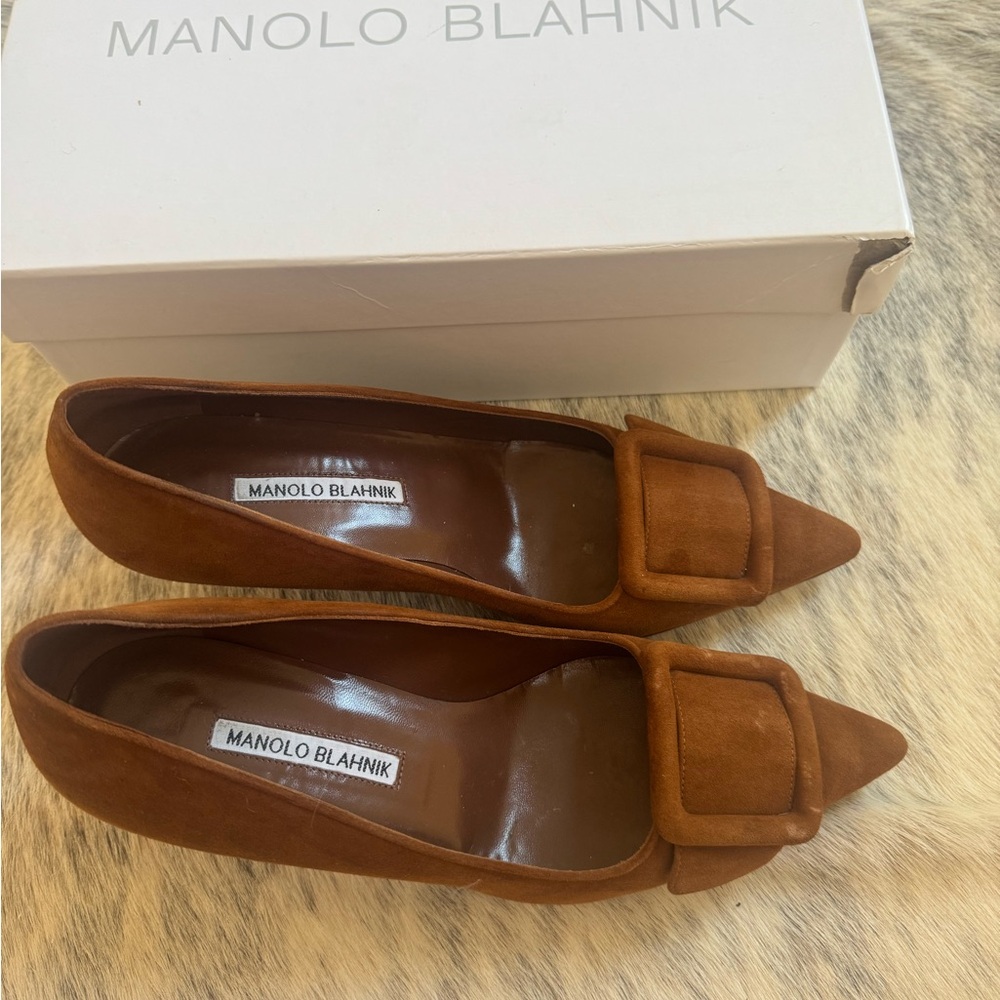 MANOLO BLAHNIK
Maysale Suede Buckle Pumps